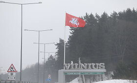 Nuo &scaron;iol prie įvažiavimų į Vilnių plevėsuos Vyčio vėliavos