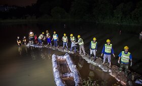 Kinijoje per potvynius žuvo arba dingo daugiau kaip 100 žmonių