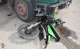 Alytuje žuvo 16-metis motorolerio vairuotojas, patekęs po vilkiko ratais