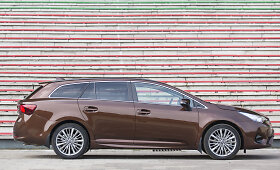 2015-aisiais atnaujintas &bdquo;Toyota Avensis&ldquo;