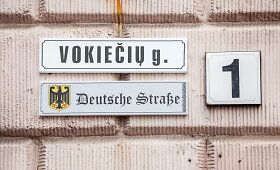 Dekoracinės dvikalbės lentelės sostinėje