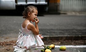 Trūkstant maisto produktų Venesuelos gyventojai valgo mango ir kitus laukinius vaisius