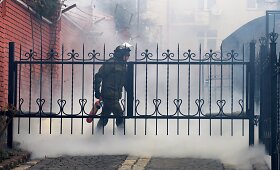 Lvovo mieste demonstrantai apmėtė Rusijos atstovybę dūminėmis bombomis