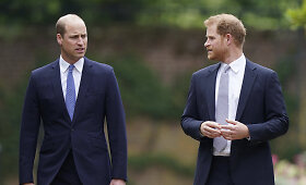 Princai Williamas ir Harry atidengė savo motinos princesės Dianos statulą