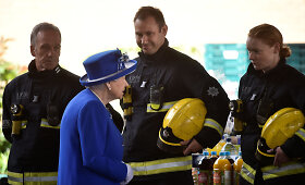 Elizabeth II ir princas WIlliamas aplankė nuo gaisro Londone nukentėjusią bendruomenę