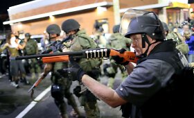 JAV policija netoli protestų apimto miesto nu&scaron;ovė peiliu ginkluotą vyrą 