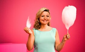 Beata Nicholson filmavosi televizijos įvaizdiniame klipe 