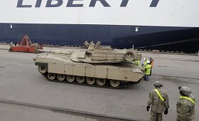 JAV atgabeno į Rygą sunkiosios karinės technikos