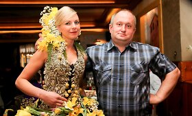 Floristas Modestas Vasiliauskas sukūrė suknelę i&scaron; 10 kg kačiukų