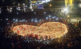 Gdansko gyventojai nužudytam merui dėliojo &scaron;irdį