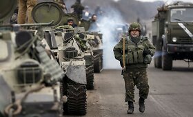 Rusijos teroristai ir Ukrainos kariai atitraukia sunkiąją ginkluotę nuo fronto linijos