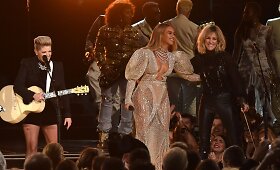 Beyonce ir &bdquo;Dixie Chicks&ldquo; pasirodymas Kantri muzikos apdovanojimuose