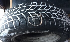 Vilnietis įspėja apie pavojų Gelvonų gatvėje prasidurti ratą