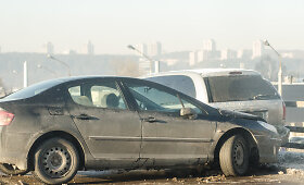 &bdquo;Peugeot&ldquo; ir &bdquo;Chrysler&ldquo; avarija Tūkstantmečio gatvėje