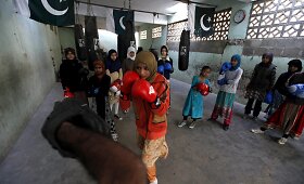 Nepaisant pasmerkimo ir grasinimų mergaitės Pakistane užsiima boksu