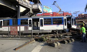 Filipinuose traukinys nuriedėjo nuo bėgių, pramu&scaron;ė betoninį atitvarą ir i&scaron;lėkė į judrią sankryžą