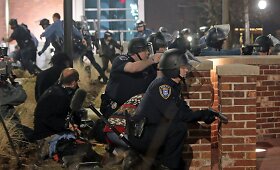 Rasinių neramumų krečiamame Fergusono mieste pa&scaron;auti du policininkai