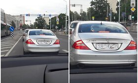 Keisti, netgi rankomis pie&scaron;ti, automobilių numeriai