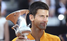 Novakas Džokovičius Romos turnyro finale užtikrintai nugalėjo Rogerį Federerį