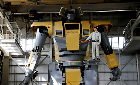 Japonų inžinierius pristatė i&scaron; vidaus valdomą milžini&scaron;ką robotą