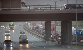 Po autoįvykio Tūkstantmečio g., eismas sustojo ir Vilniaus Vakariniame aplinkkelyje