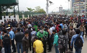 Katmandu policija mėgina suvaldyti mėginančias palikti minias žmonių