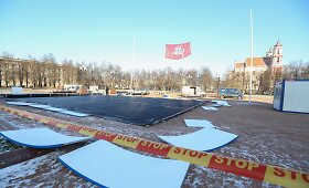 Vilniaus Luki&scaron;kių aik&scaron;tėje įrenginėjama ledo čiuožykla