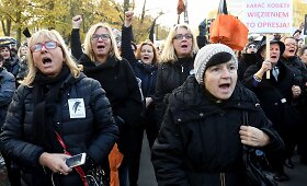 Per Lenkiją ritasi nauja protestų banga dėl planų suvaržyti moterų teisę nutraukti nė&scaron;tumą