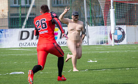 Vilniuje per futbolo varžybas į aik&scaron;tę i&scaron;bėgo nuogas sirgalius