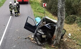 &Scaron;ilutės rajone &bdquo;Volvo&ldquo; nuvažiavo nuo kelio ir trenkėsi į medį