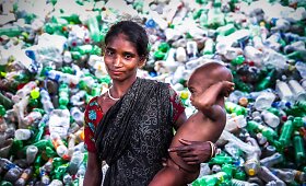 Moterys dirbančios plastiko perdirbimo gamykloje Banglade&scaron;e