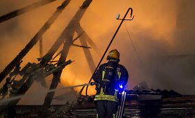 Vilniuje naktį užsiliepsnojo medinis namas