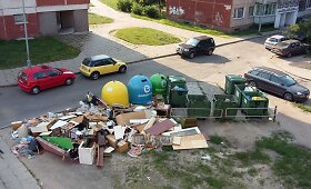 &Scaron;iuk&scaron;lės Karolini&scaron;kėse &scaron;alia atliekų konteinerių