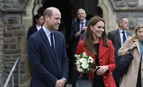 Princas Williamas ir Catherine Middleton pirmą kartą po sosto paveldėjimo lankėsi Velse