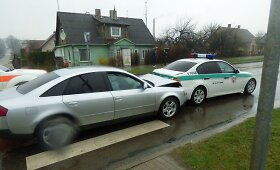 Ukmergėje merginos vairuojamas &bdquo;Audi&ldquo; trenkėsi į pareigūnų automobilį