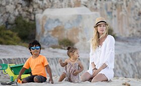 Modelio Doutzen Kroes &scaron;eimyninė idilė Ibisoje