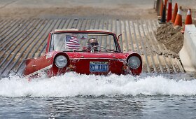 1964 metų vokiečių gamybos automobilių amfibija &ndash; nusekusiame Mido ežere