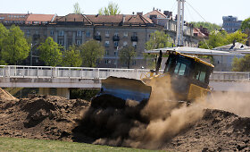 Pievoje &scaron;alia Baltojo tilto darbo ėmėsi traktoriai
