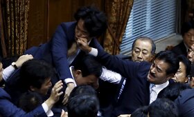 Japonijoje politikai susipe&scaron;ė dėl prie&scaron;taringai vertinamo įstatymo