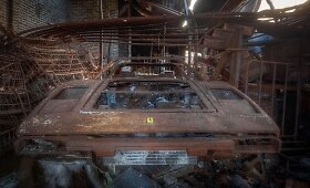 Apleistų prabangių automobilių ie&scaron;kančio fotografo laimikiai visoje Europoje