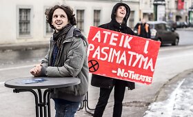 &bdquo;No Theatre&ldquo; teatro judėjimas praeivius sveikino su &scaron;v.Valentino diena