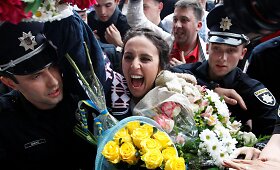 Į Ukrainą sugrįžusi &bdquo;Eurovizijos&ldquo; nugalėtoja Jamala sutikta kaip didvyrė