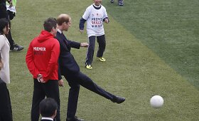&Scaron;anchajuje vie&scaron;intis Didžiosios Britanijos princas Williamas spardė futbolo kamuolį