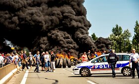 Protestuojantys darbuotojai Prancūzijoje blokuoja kelią į uostą