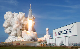 &bdquo;SpaceX&ldquo; sėkmingai paleido galingiausią pasaulyje raketą
