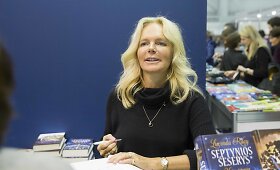 Vilniaus knygų mugėje Lucinda Riley dalino autografus