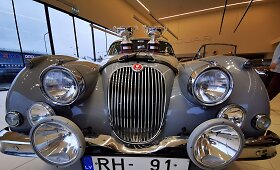 Karolis Rai&scaron;ys &bdquo;Jaguar&ldquo; salone Vilniuje parodė Monte Karlo istorinio ralio trofėjus