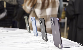 Naujausią &bdquo;iPhone&ldquo; skubėjo įsigyti naktį