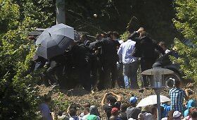 Serbijos premjeras Srebrenicoje apmėtytas akmenimis per skerdynių aukų pagerbimo renginį
