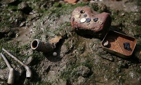 Temzės upės purve lobių ie&scaron;kantys britai džiaugiasi rastais objektais